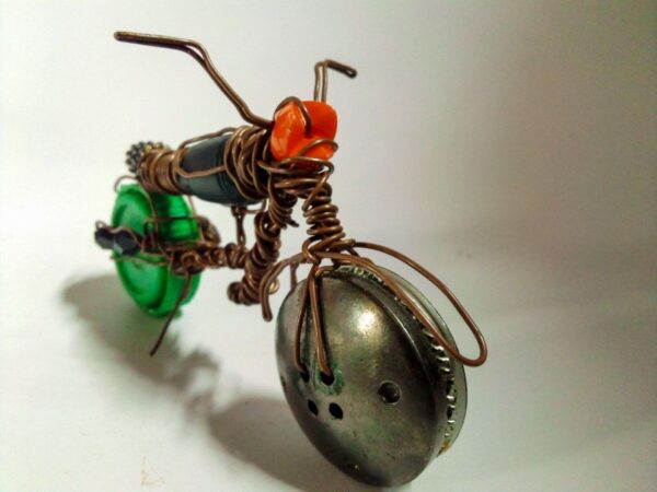 Moto Miniature en Cuivre et Objets de Récup