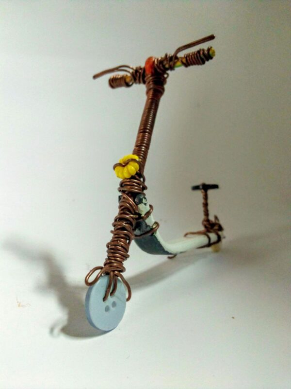 Trottinette Miniature Colorée en Cuivre et Bouton