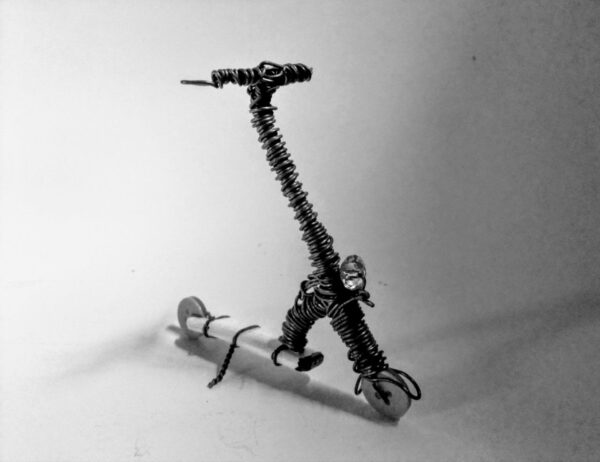 Trottinette Miniature Épurée en Cuivre et Pierres