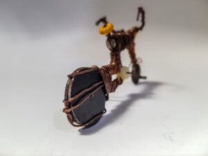 Vélo Miniature en Cuivre et Objets de Récup